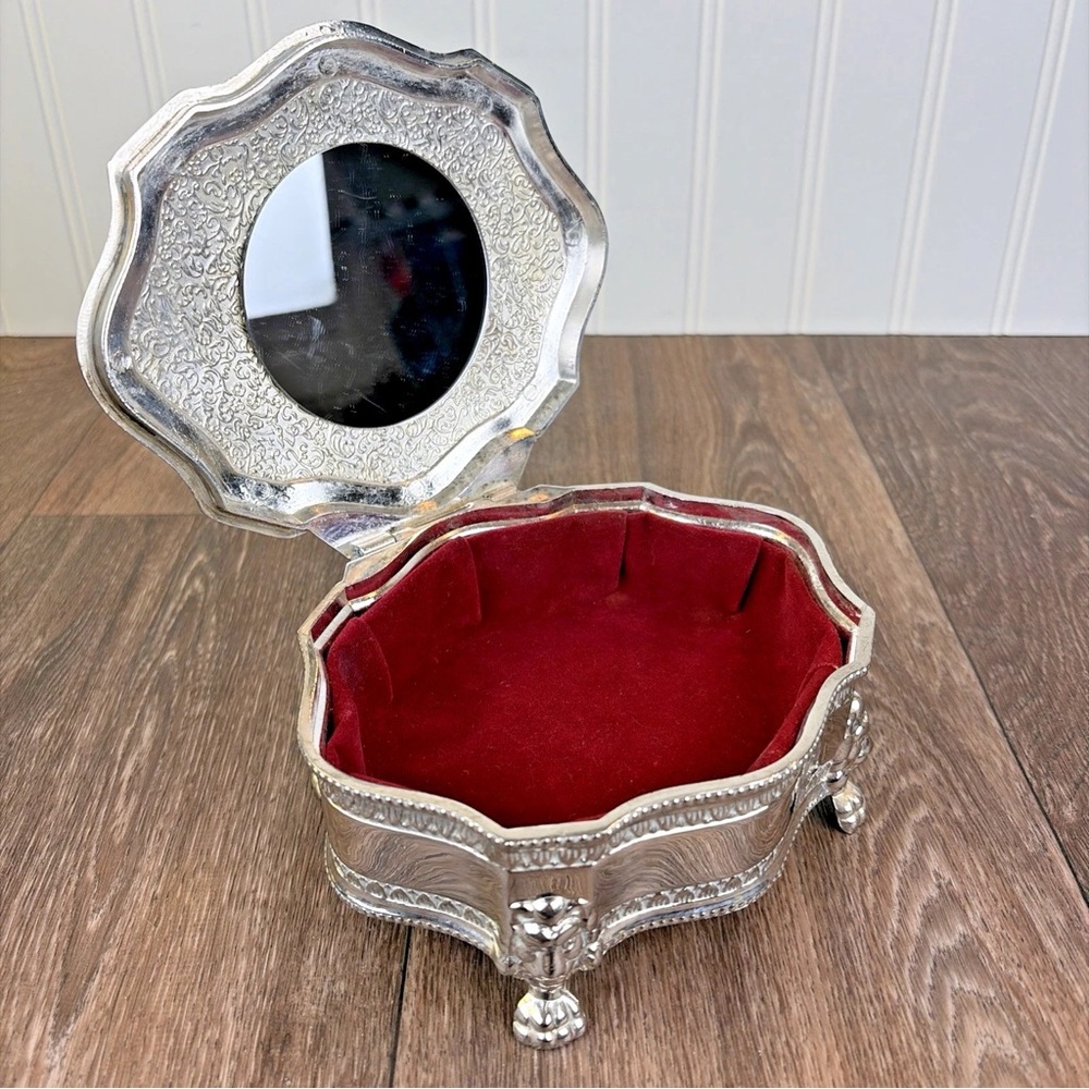 VTG International Silver Co Silver Plate Jewelry Trinket Box Lions Feet & Crest 